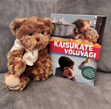 Pruun kaisukaru beeži lipsuga ja raamat 