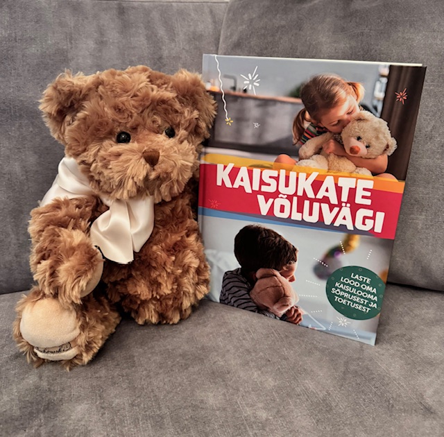 Pruun kaisukaru beeži lipsuga ja raamat 