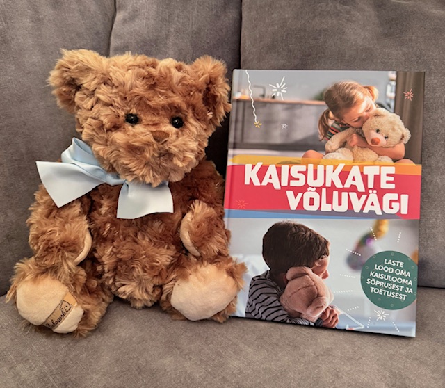 Pruun kaisukaru sinise lipsuga ja raamat 